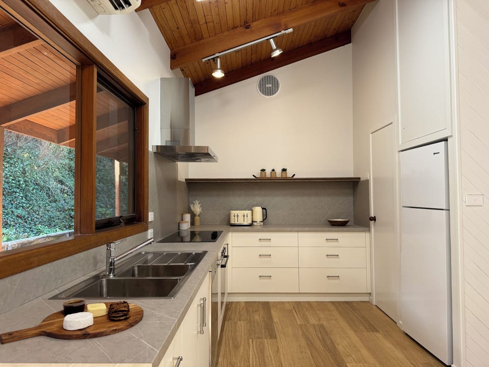 Mountbatten Lodge Four Bedroom | Private kitchen | Microwave, stovetop, cookware/dishes/utensils