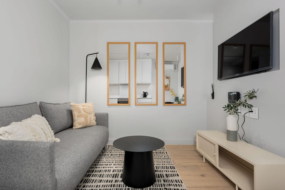 Standard Studio | Living area | Flat-screen TV, Netflix, streaming services
