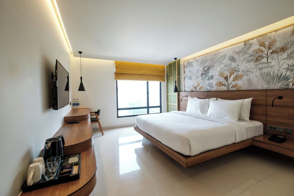 Minibar, in-room safe, laptop workspace, blackout drapes