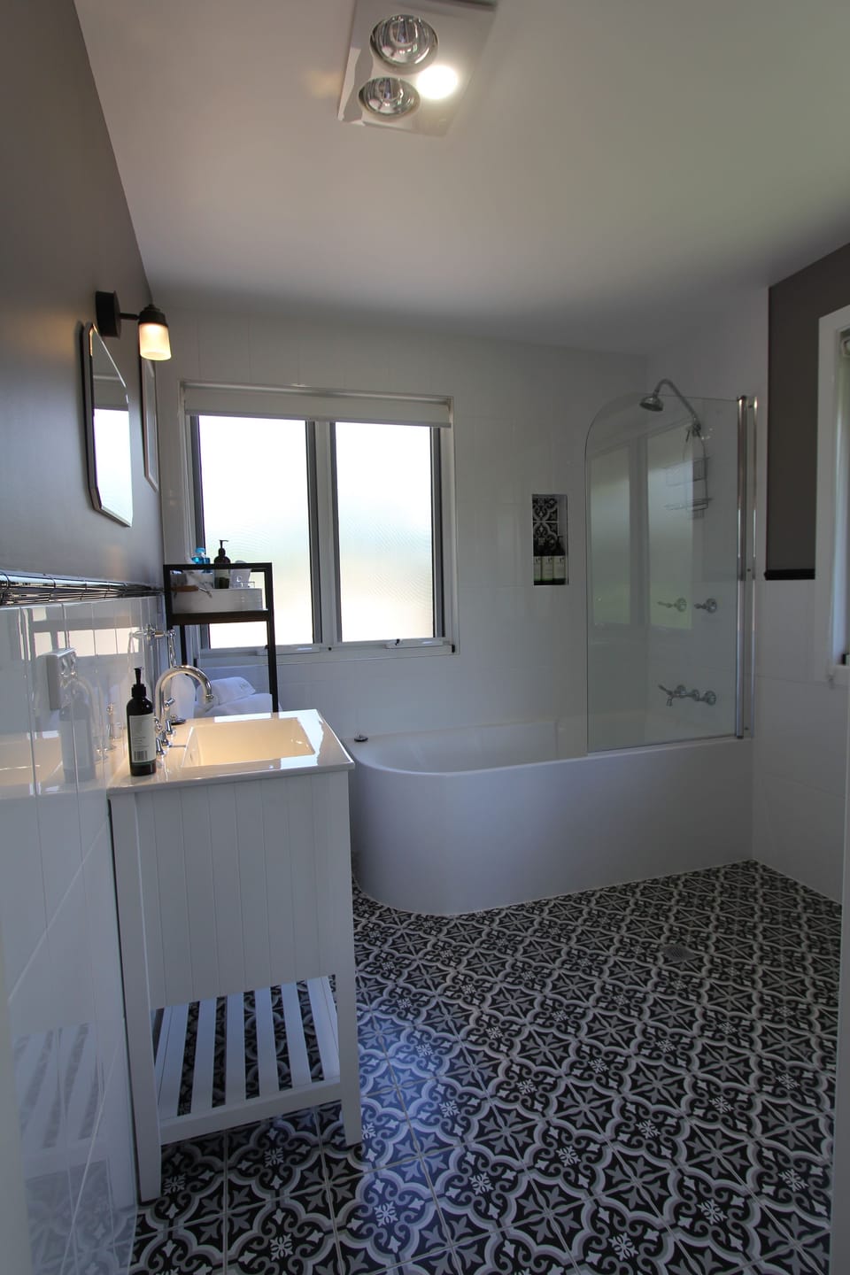 Luxury Cabin, 1 Queen Bed, Mountain View | Bathroom | Free toiletries, hair dryer, towels