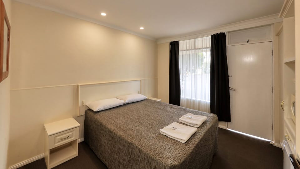 Double Room | Desk, iron/ironing board, WiFi (free), bed sheets