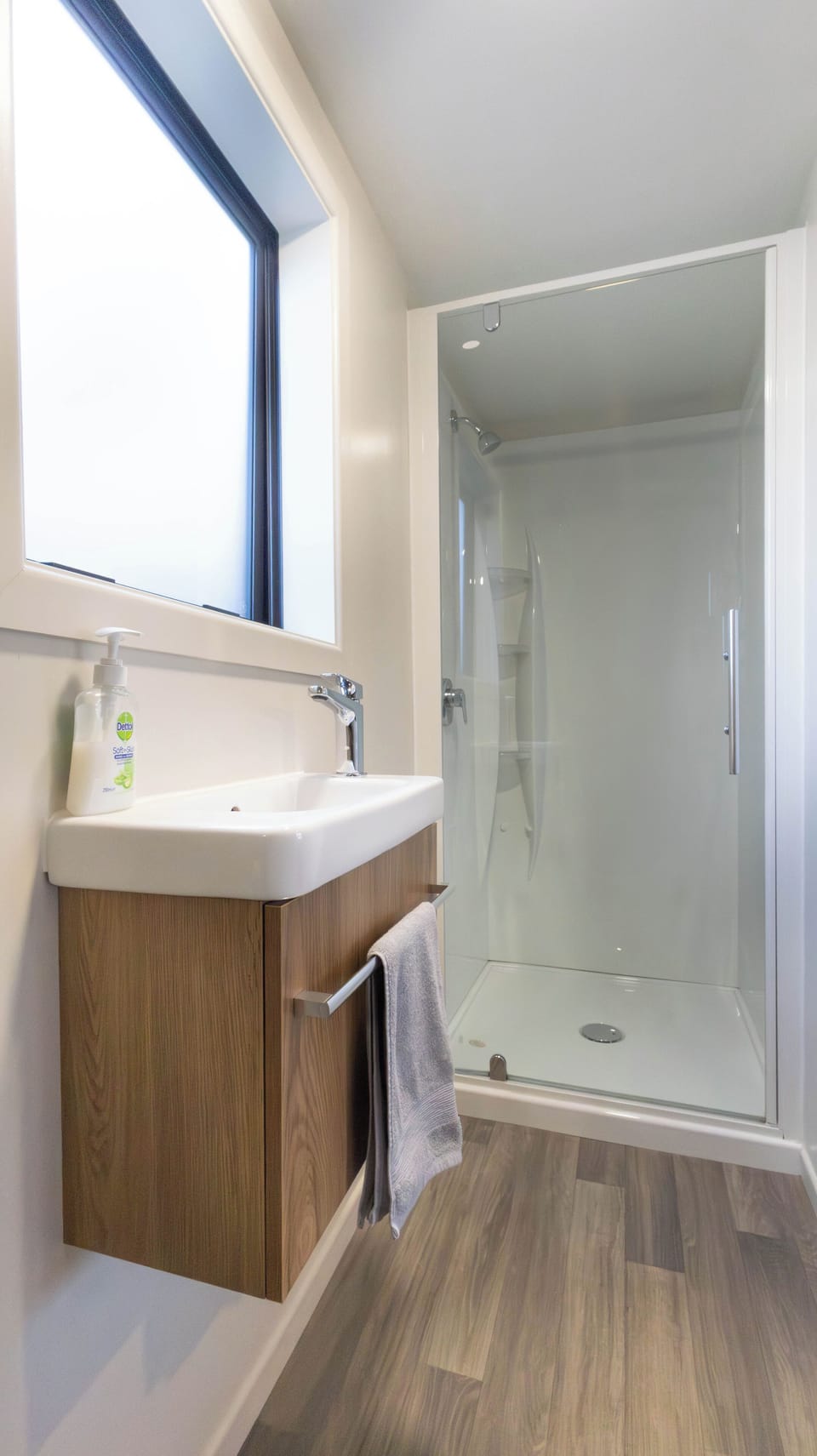 King Ensuite Room, Non Smoking  | Bathroom | Shower, free toiletries, hair dryer, towels