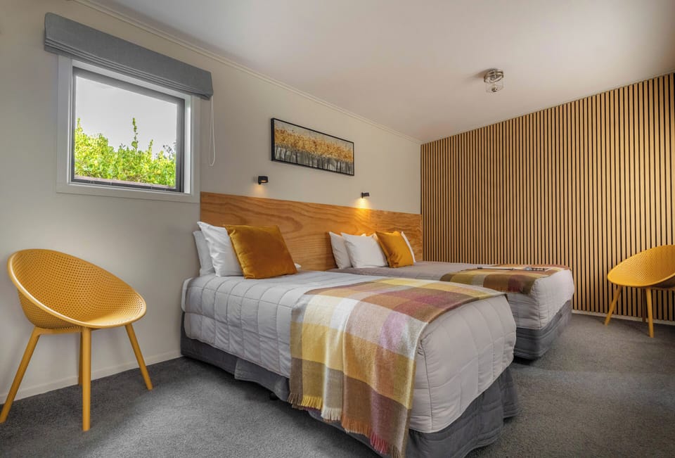 Twin Ensuite Room, Non Smoking | Soundproofing, iron/ironing board (on request), WiFi (free), bed sheets