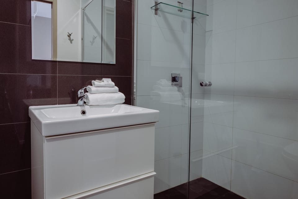 Family Suite, 2 Bedrooms, Non Smoking, Kitchenette | Bathroom | Shower, hair dryer, towels