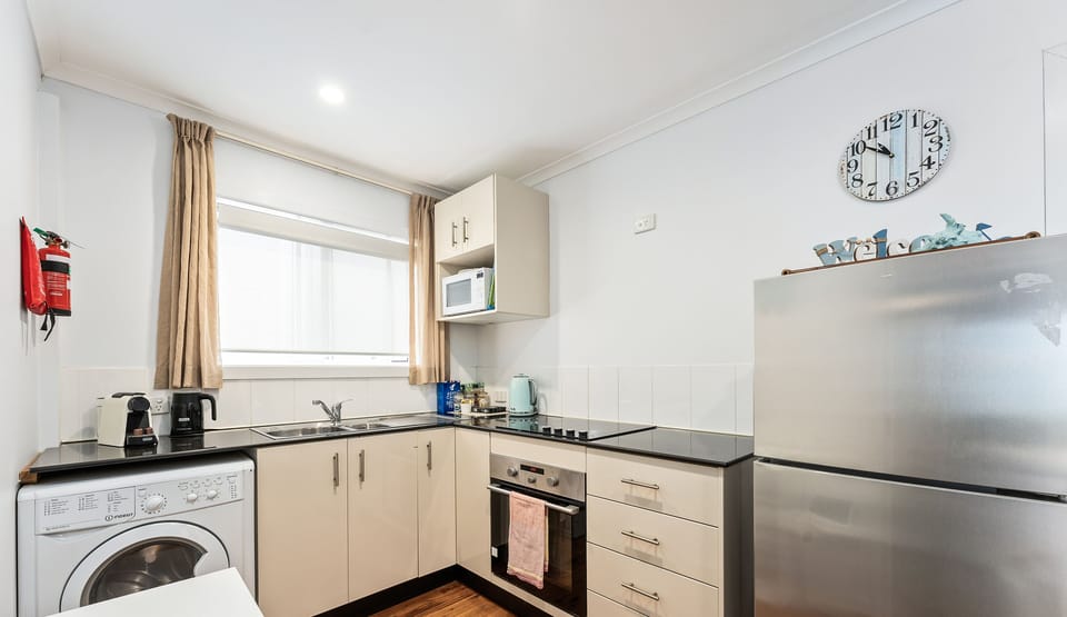 Garden Suite Courtyard | Private kitchen | Electric kettle, toaster, dining tables