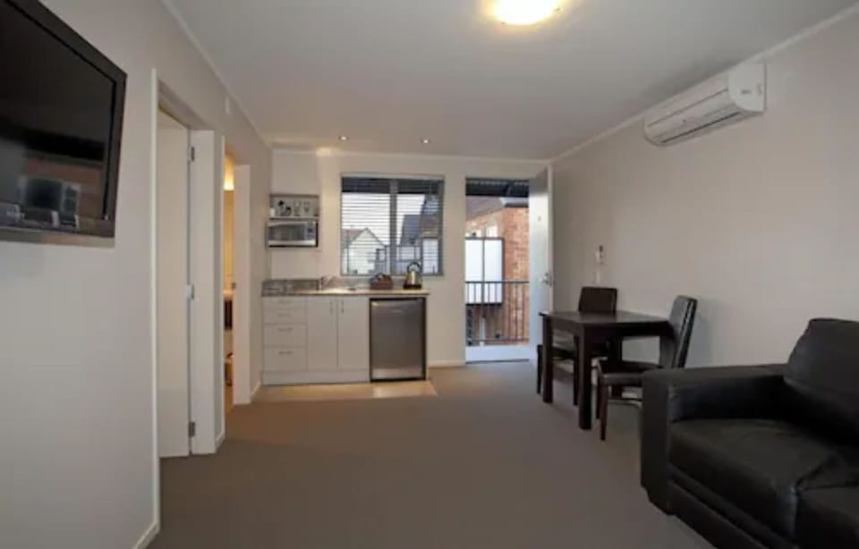 Standard Studio, Non Smoking, Kitchenette (Studio Unit (King bed)) | Living room | 35-inch LCD TV with satellite channels, TV, DVD player