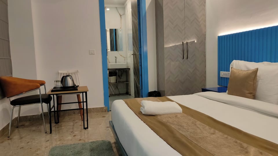 Deluxe Room | In-room safe, desk, laptop workspace, blackout drapes