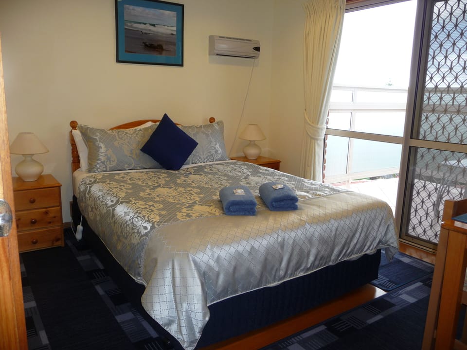 Queen Ocean Room | Free WiFi, bed sheets