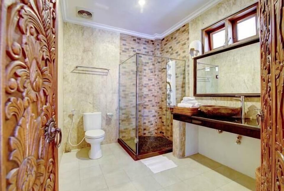 Deluxe Double or Twin Room, Pool View | Bathroom | Free toiletries, hair dryer, towels