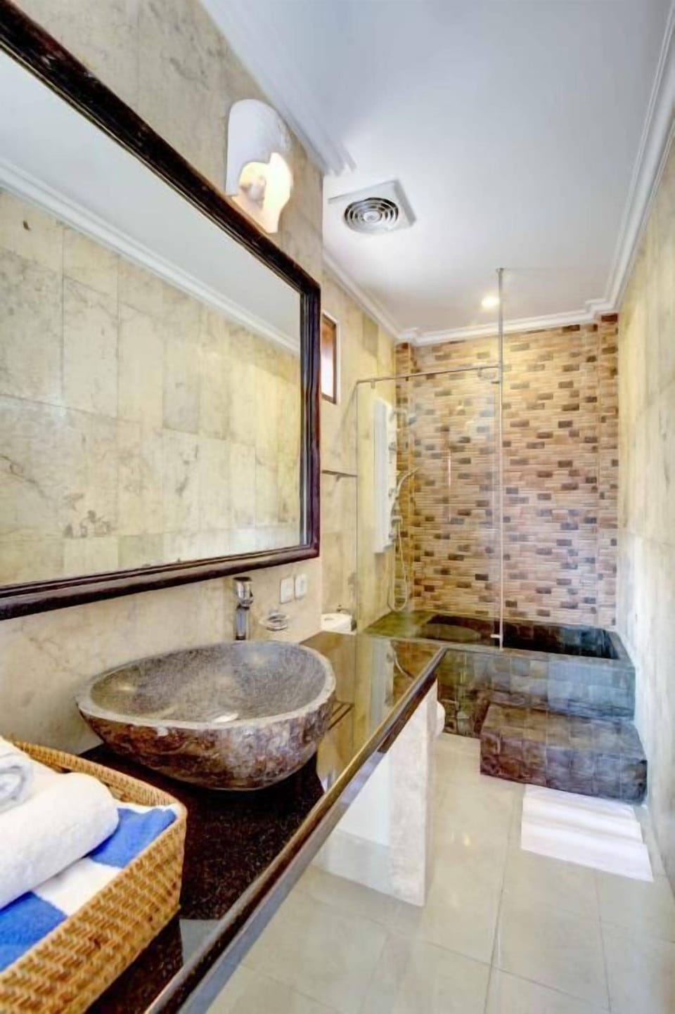 Suite, Pool View | Minibar, in-room safe, desk, rollaway beds