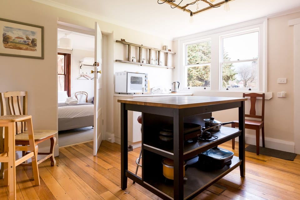 Coffee/tea maker, cookware/dishes/utensils