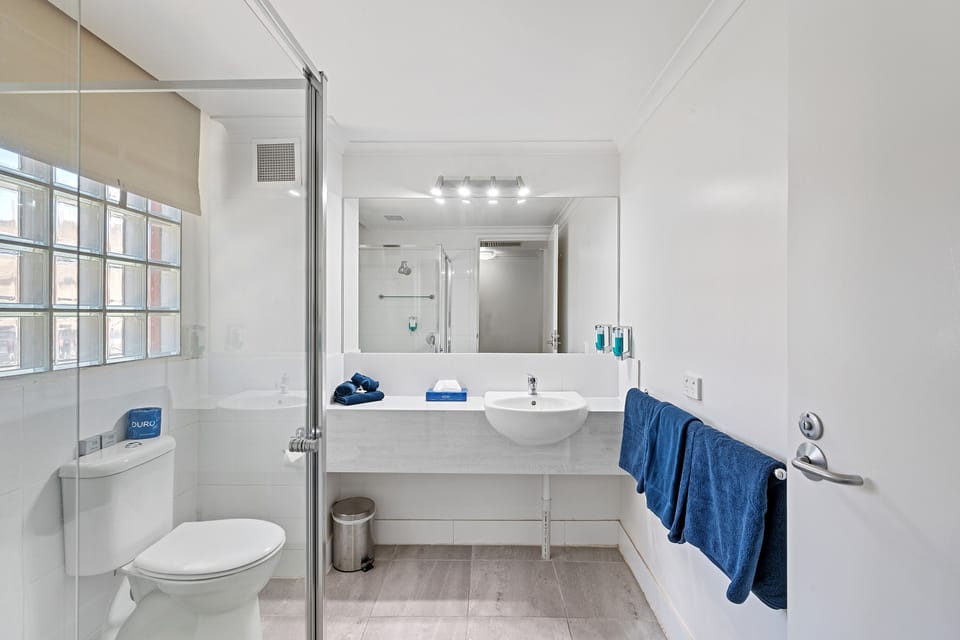  Twin Room - 1 Queen and 1 Single Bed | Bathroom | Free toiletries, hair dryer, towels
