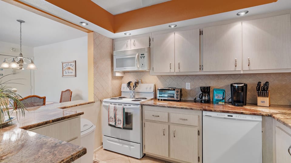 Townhome, 2 Bedrooms | Private kitchen | Coffee/tea maker, fridge, oven, toaster