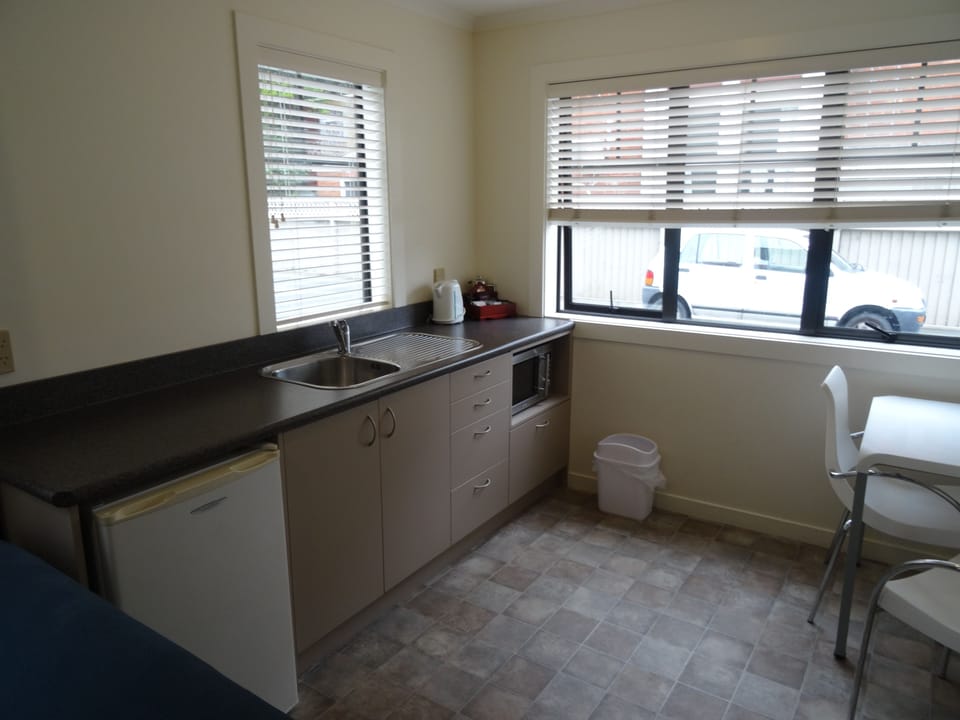 Deluxe Studio, Non Smoking, Kitchenette | Private kitchenette | Electric kettle