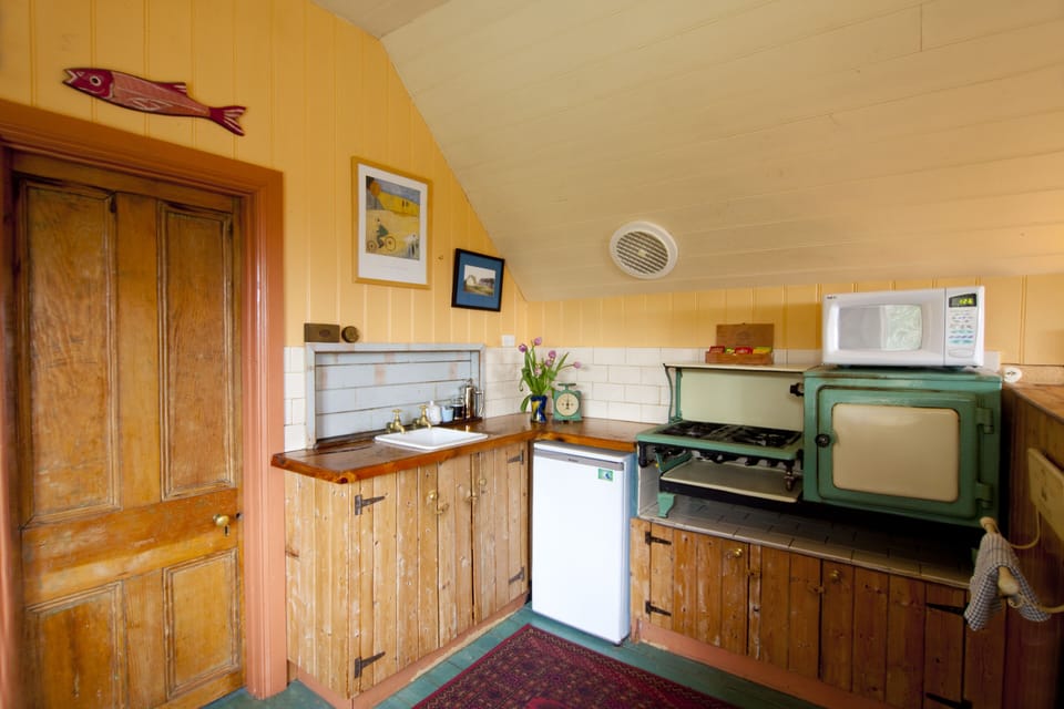 Forget-Me-Not Cottage | Private kitchen | Electric kettle, toaster, cookware/dishes/utensils
