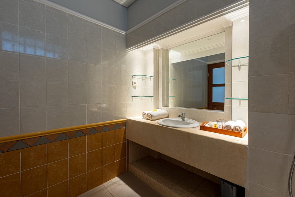 Deluxe Room, Pool View | Bathroom | Shower, rainfall showerhead, free toiletries, towels