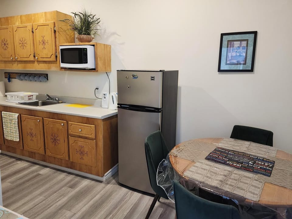 Family Suite, Multiple Beds, Kitchen | Private kitchen | Full-size fridge, microwave, stovetop, coffee/tea maker
