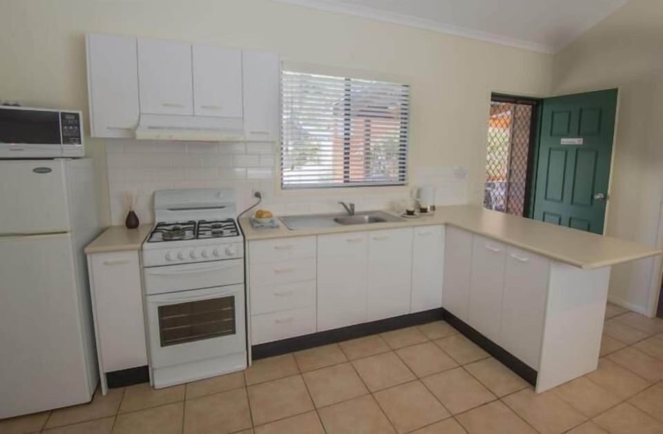 Coffee/tea maker, full-size fridge, microwave, stovetop
