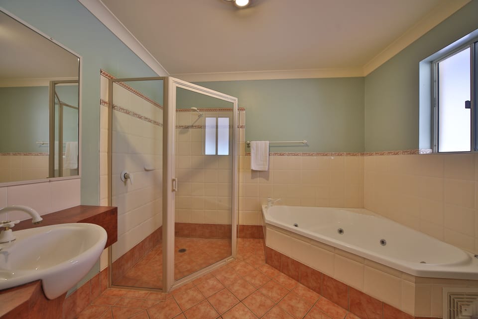 Executive Spa Suite | Bathroom | Free toiletries, hair dryer, towels, soap