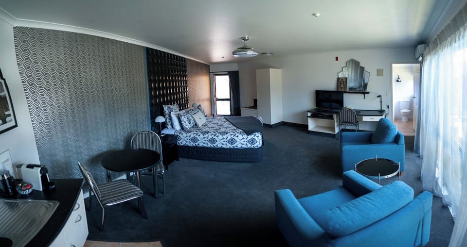 Superior Studio, Kitchenette (Studio Spa) | Hypo-allergenic bedding, in-room safe, soundproofing, iron/ironing board