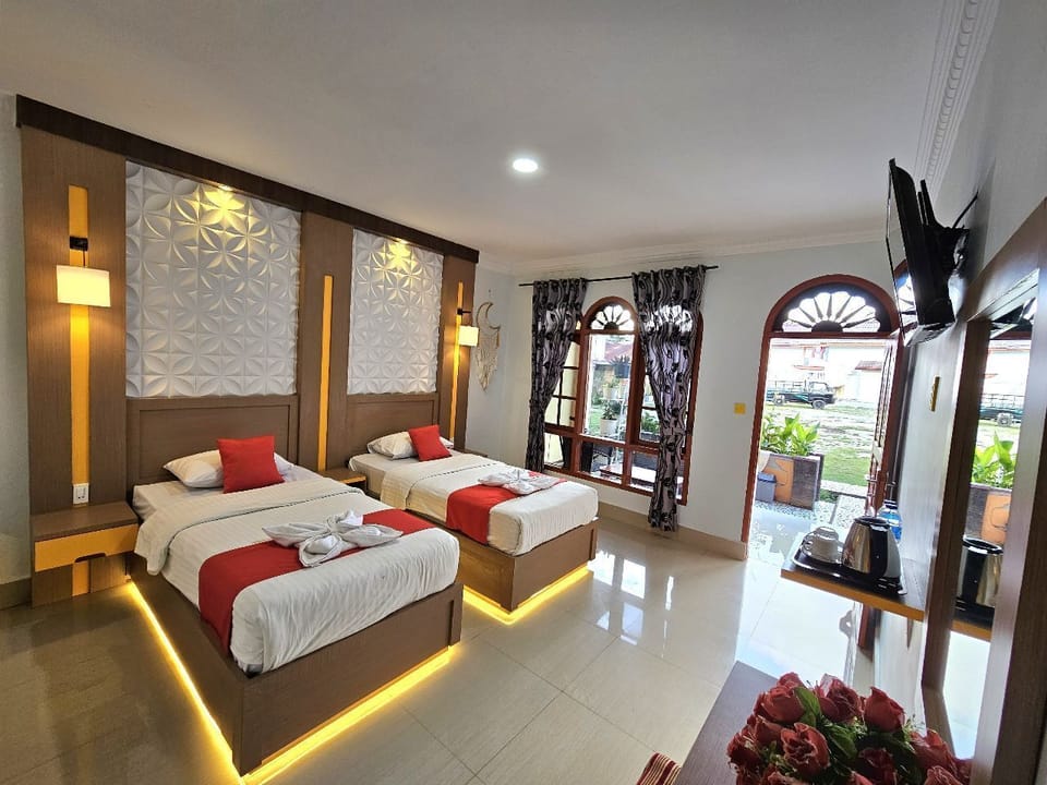 Deluxe Room | 1 bedroom, desk, iron/ironing board (on request), WiFi (free)