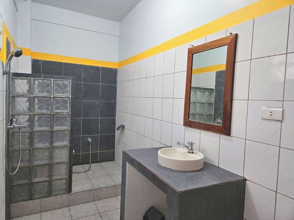 Deluxe Room | Bathroom | Shower, free toiletries, hair dryer (on request), slippers