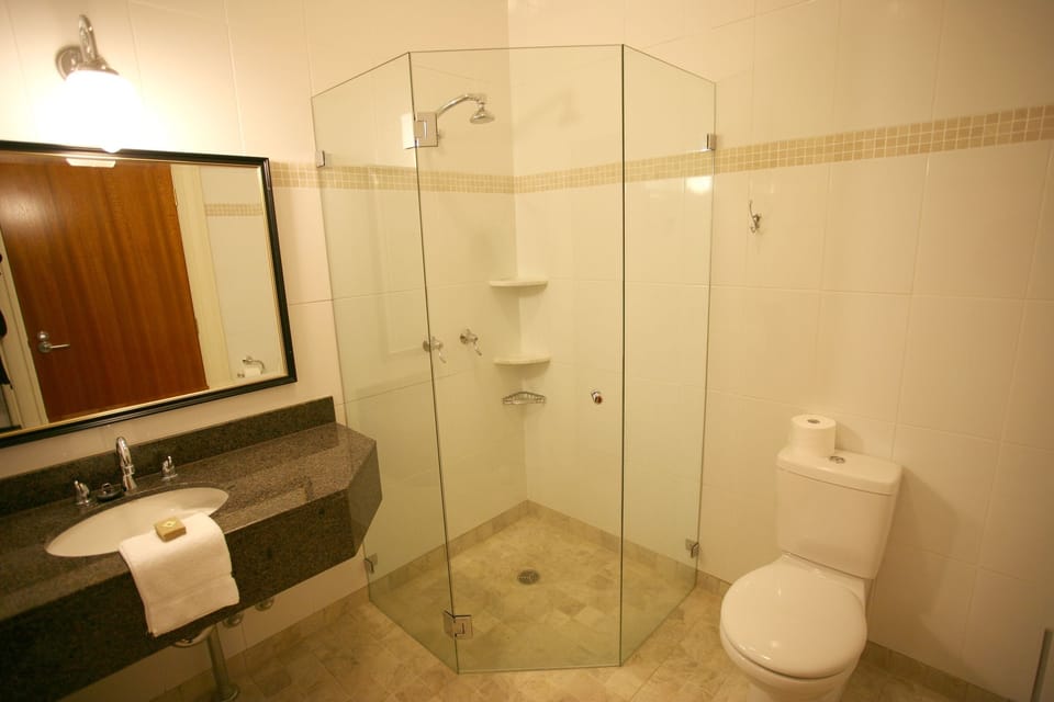King/Twin Superior Room with Ensuite and Optional Single Bed | Bathroom | Shower, free toiletries, hair dryer, towels