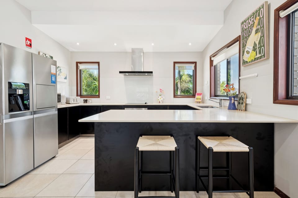 Comfort Apartment, 3 Bedrooms, Partial Ocean View | Private kitchen | Electric kettle