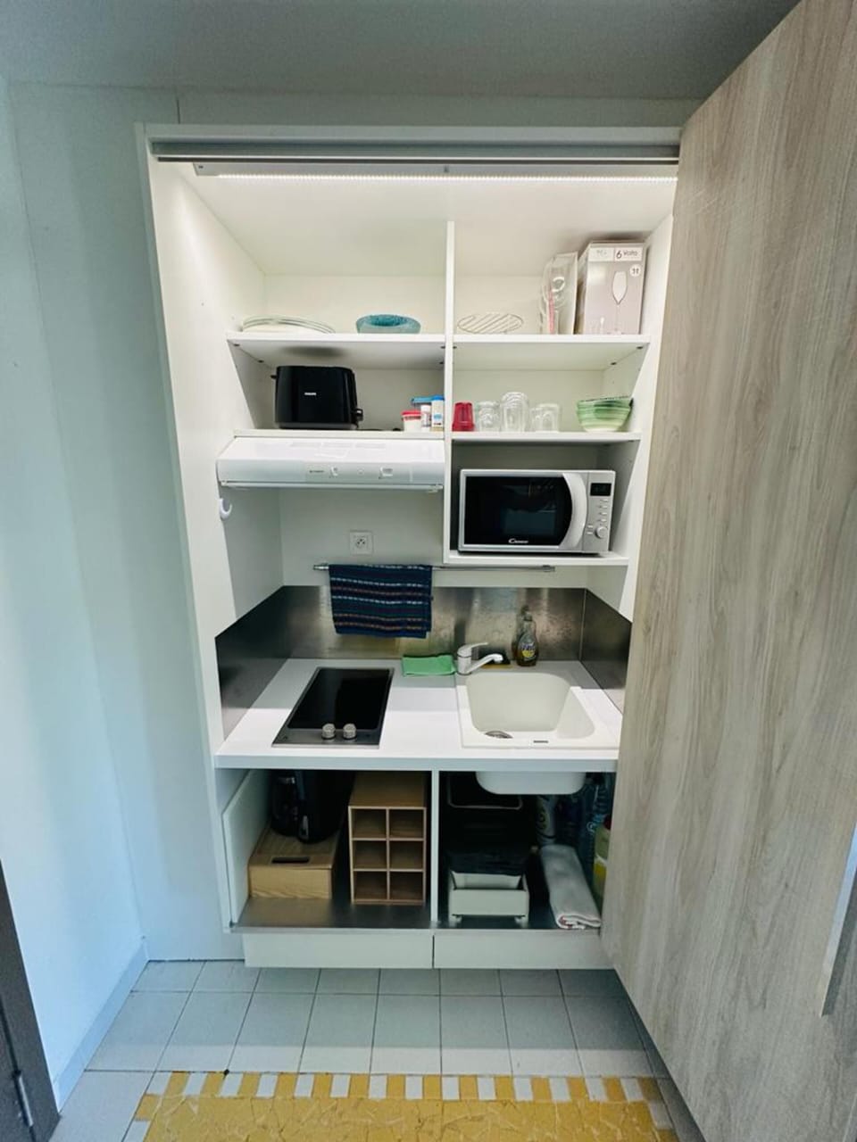 Classic Apartment | Private kitchenette | Fridge, microwave, stovetop, electric kettle