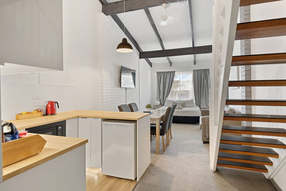 Deluxe Apartment | Minibar, desk, blackout drapes, iron/ironing board