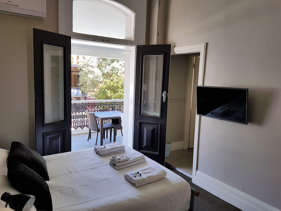 Double Room 9 | Iron/ironing board, WiFi (free), bed sheets