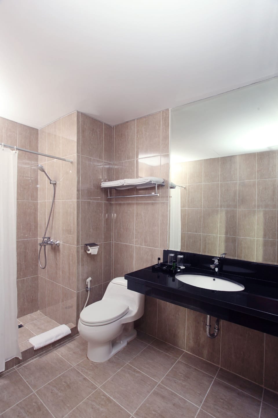 Superior Twin Room, No Windows | Bathroom shower