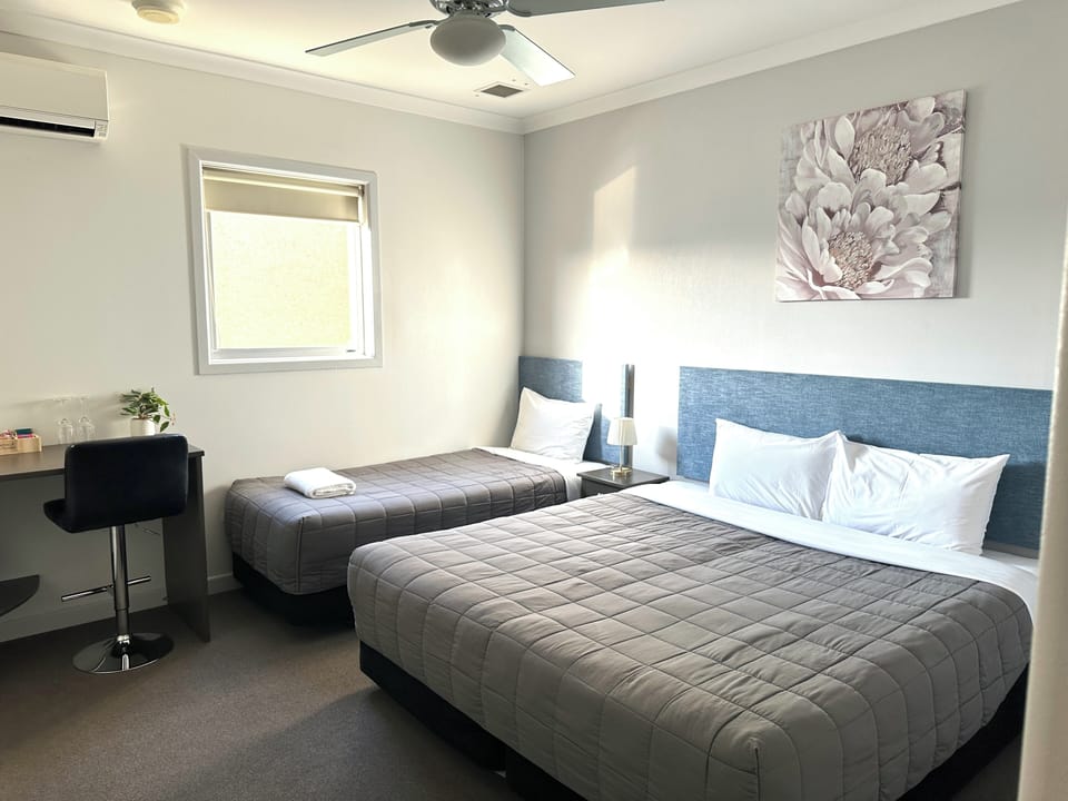 Executive Studio (Executive Superking(3pax)) | Iron/ironing board, free WiFi, bed sheets