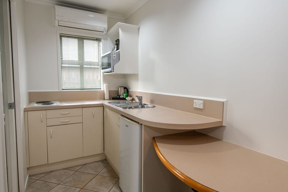 Superior Suite, 1 Bedroom, Non Smoking, Kitchen | Private kitchen | Fridge, microwave, stovetop, coffee/tea maker