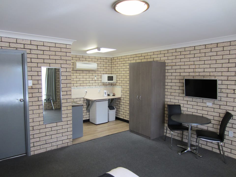 Executive Room, Non Smoking, Kitchenette (Executive Queen Room) | Pillowtop beds, soundproofing, iron/ironing board, free WiFi