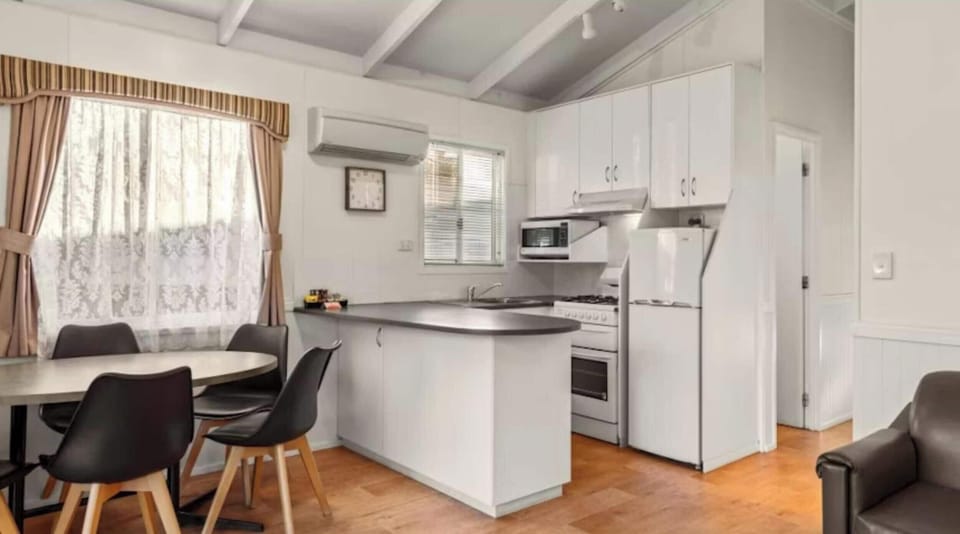 Superior 2 Bedroom Cabin - Sleeps 6 | In-room dining