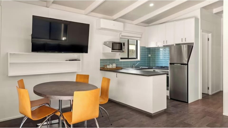 Deluxe 2 Bedroom Cabin - Sleeps 5 | In-room dining