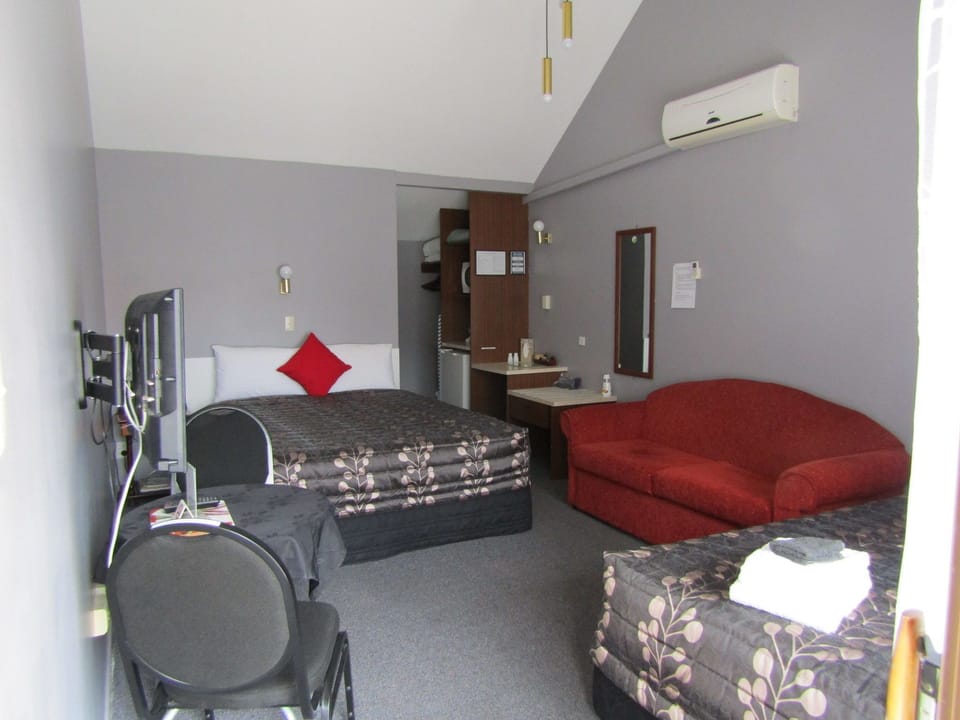 Studio Room (2 or 4) With 2 Beds | Iron/ironing board, free WiFi