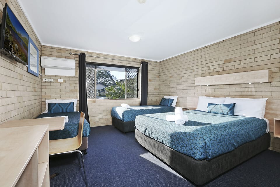 Standard Suite, 1 Bedroom, Non Smoking (Twin Motel Room) | Desk, iron/ironing board, WiFi (free), bed sheets