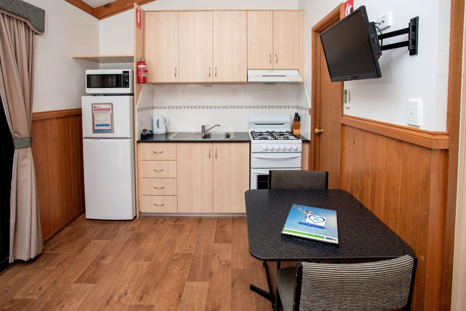 Studio Cabin | Private kitchenette | Fridge, microwave, stovetop, electric kettle