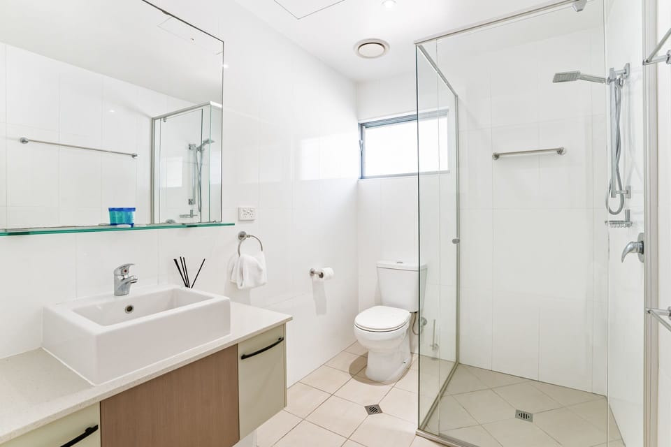 Separate tub and shower, jetted tub, hair dryer, towels