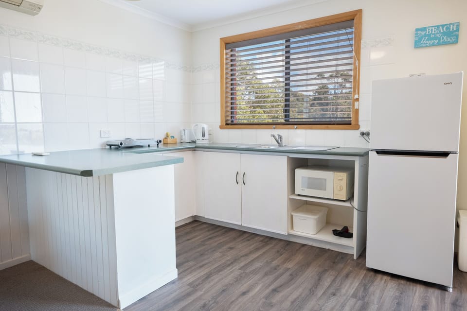 Executive Apartment, 1 Bedroom, Non Smoking, Kitchenette | Private kitchenette | Full-size fridge, microwave, stovetop, coffee/tea maker