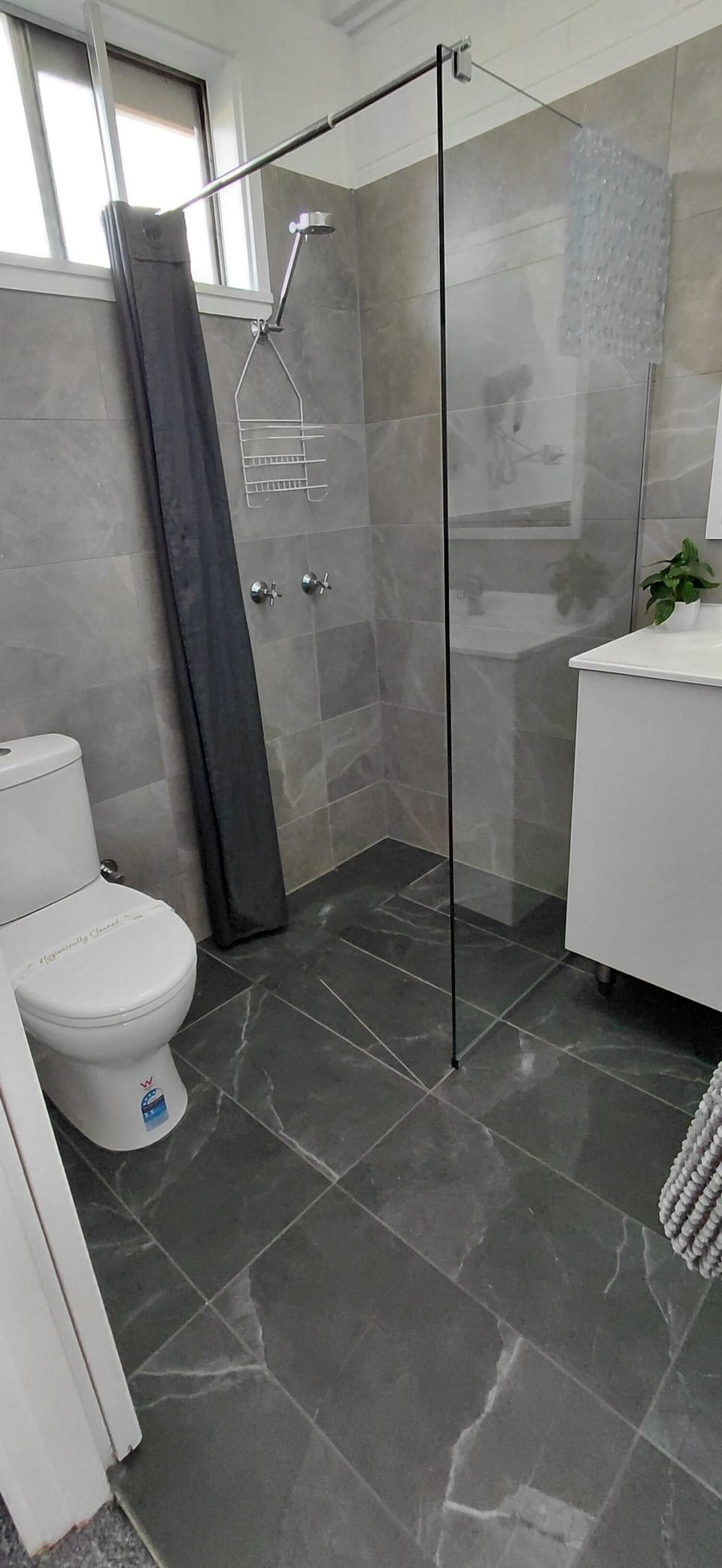Standard Triple Room | Bathroom | Shower, free toiletries, towels