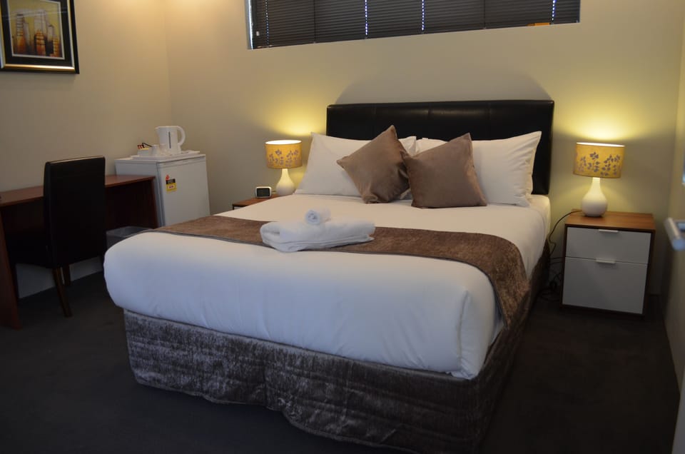 Deluxe Room, Non Smoking (Deluxe Queen Room) | Desk, iron/ironing board, free WiFi, bed sheets