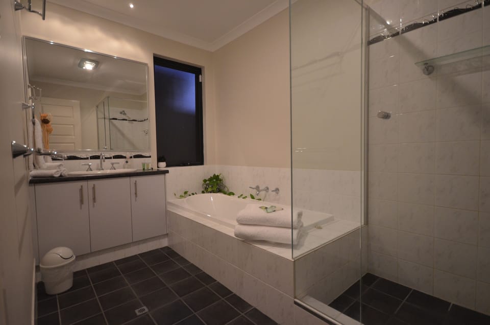 Standard Queen Room With Shared Bathroom | Bathroom | Free toiletries, towels