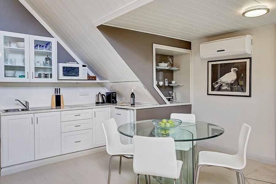Loft Cottage | Private kitchen | Coffee/tea maker, fridge, microwave, stovetop