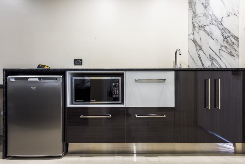 Upstairs Queen Deluxe Room | Private kitchenette | Coffee/tea maker, fridge, microwave, electric kettle