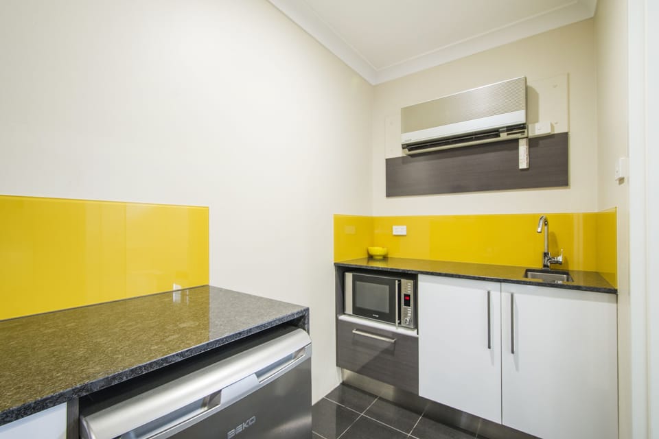 Deluxe Room, 1 Queen Bed | Private kitchenette | Coffee/tea maker, fridge, microwave, electric kettle