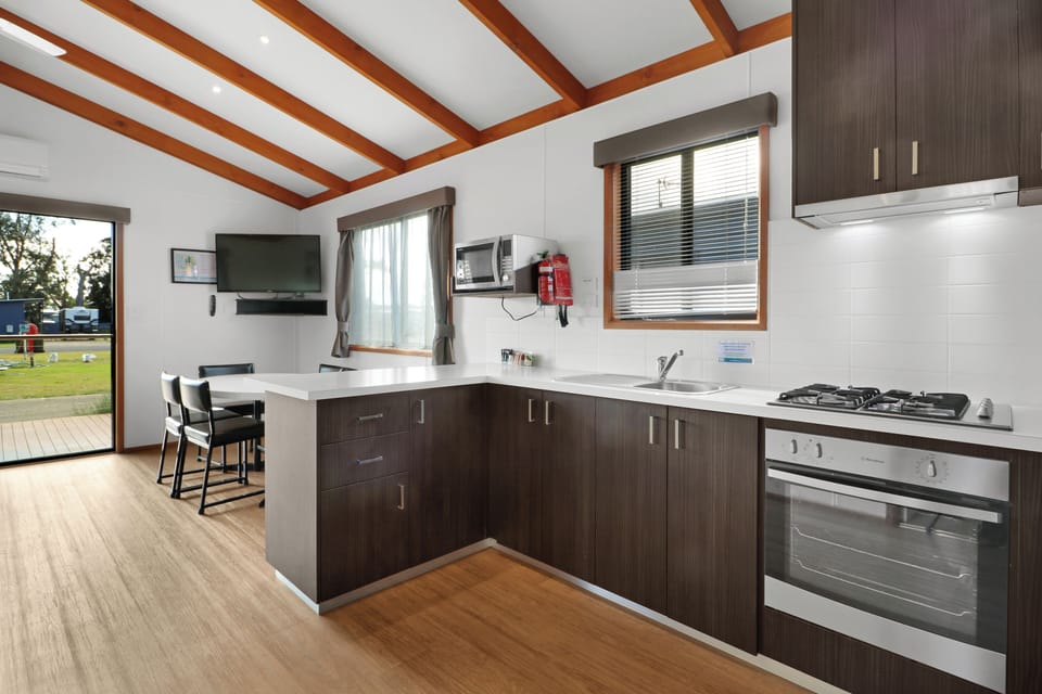 Corella Villa (1 Queen & 2 Bunks) | Private kitchen | Full-size fridge, microwave, coffee/tea maker, electric kettle