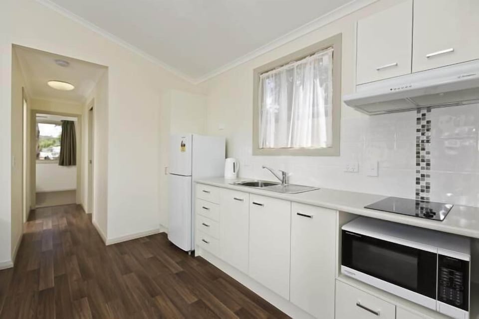 Standard Cabin, 2 Bedrooms, Non Smoking, Kitchen (Deluxe Cabin   - A) | Private kitchen | Fridge, microwave, stovetop, electric kettle